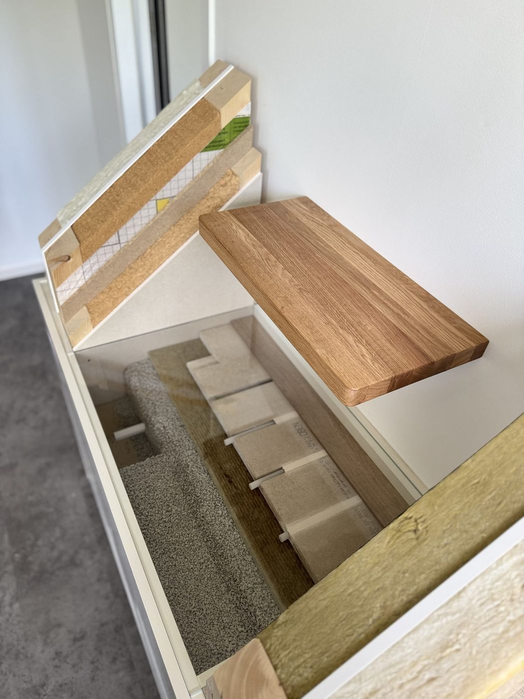 Ausstellungsdisplay aus Holz mit verschiedenen Materialmustern