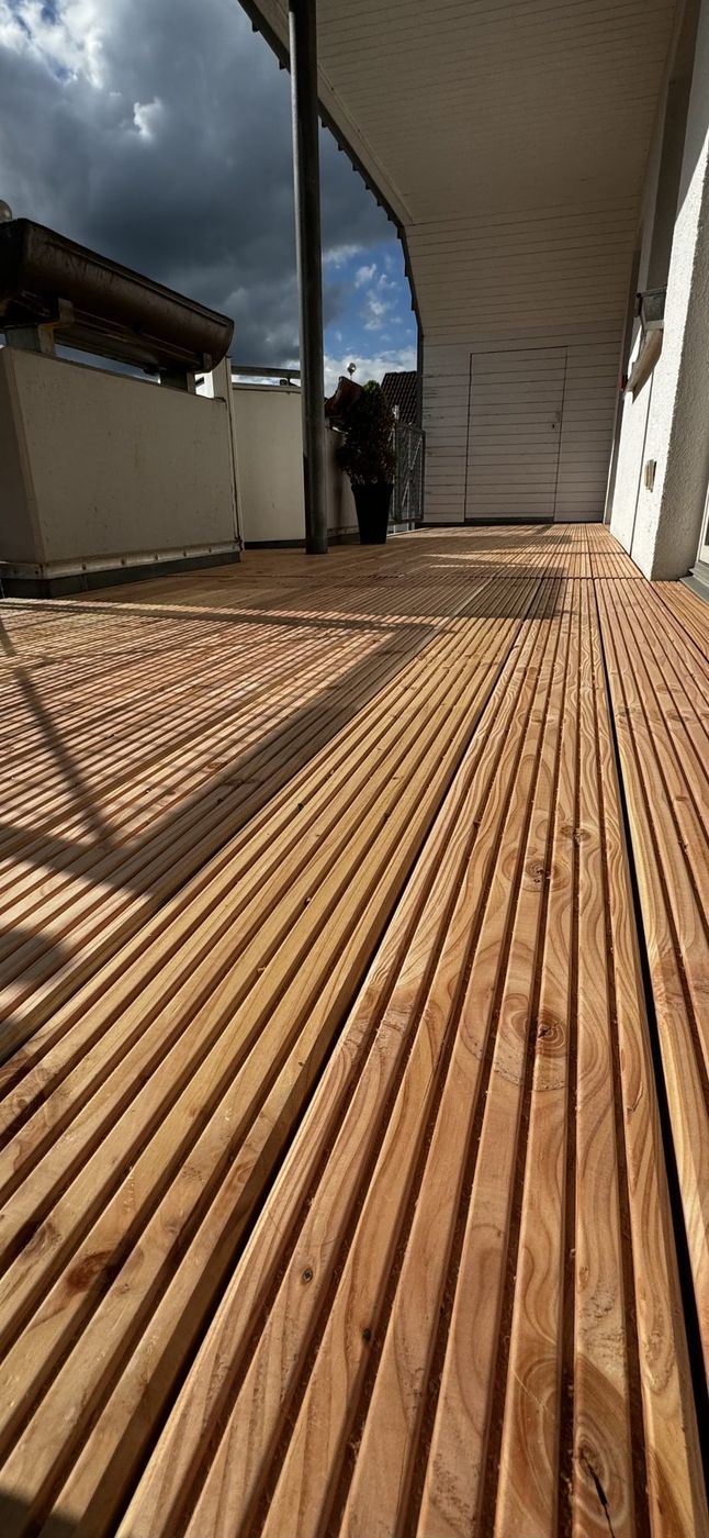 Neu verlegte Terrasse aus Holzdielen